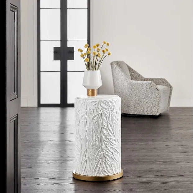 Mesa decorativa redonda con cubierta de cuarzo y base con patrón de hojas
