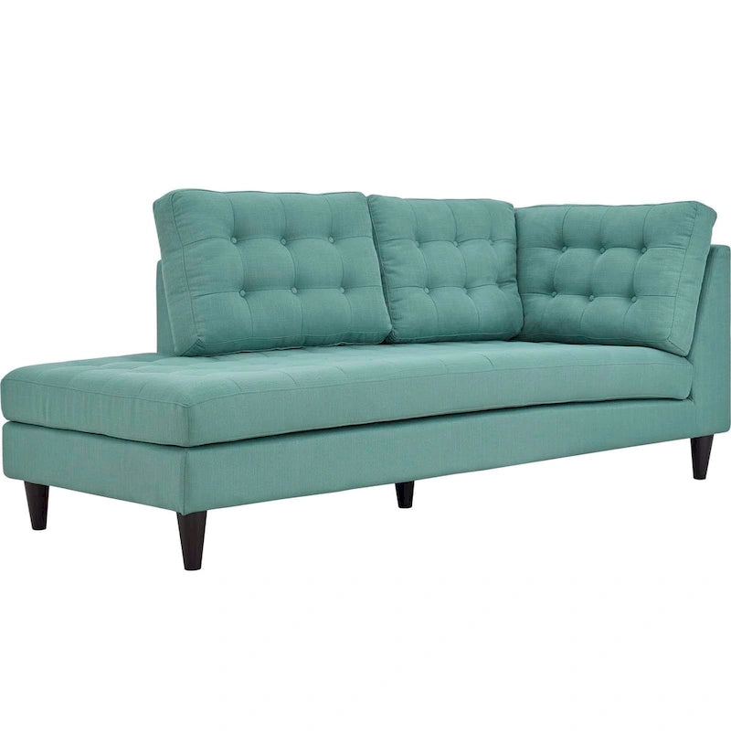 Chaise longue de tela con capitoné de botones y patas de madera