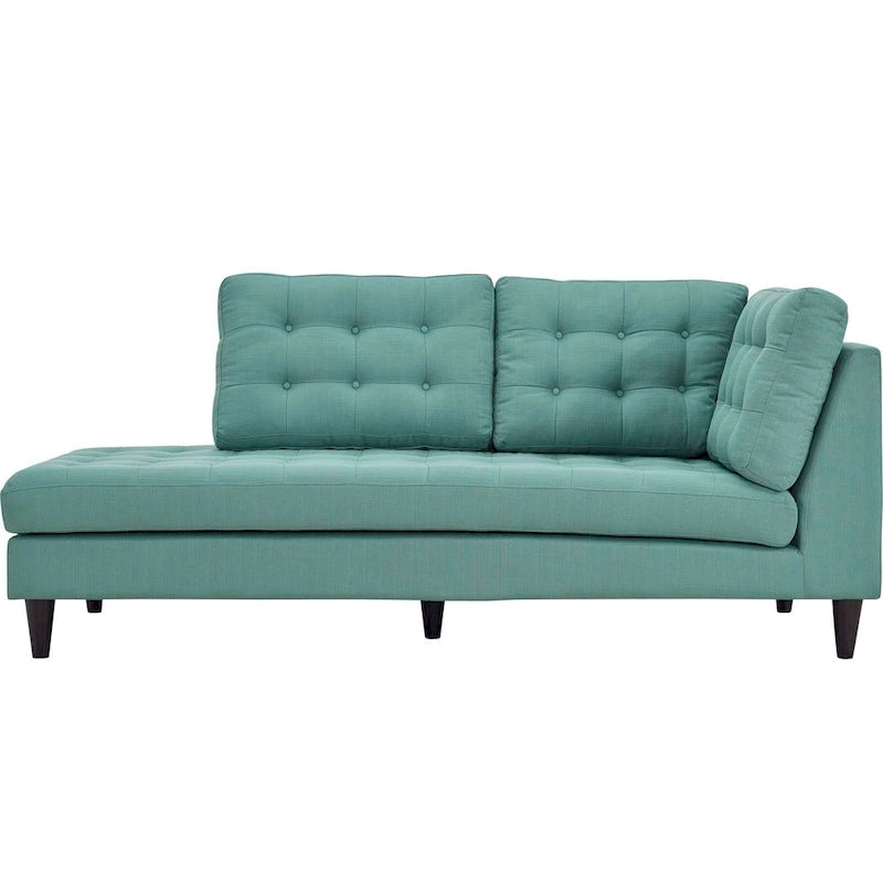 Chaise longue de tela con capitoné de botones y patas de madera