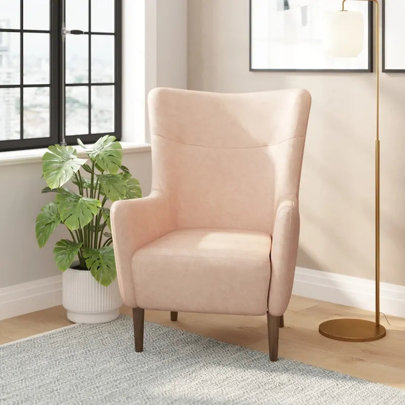 Sillón tapizado de respaldo alto con estructura de madera