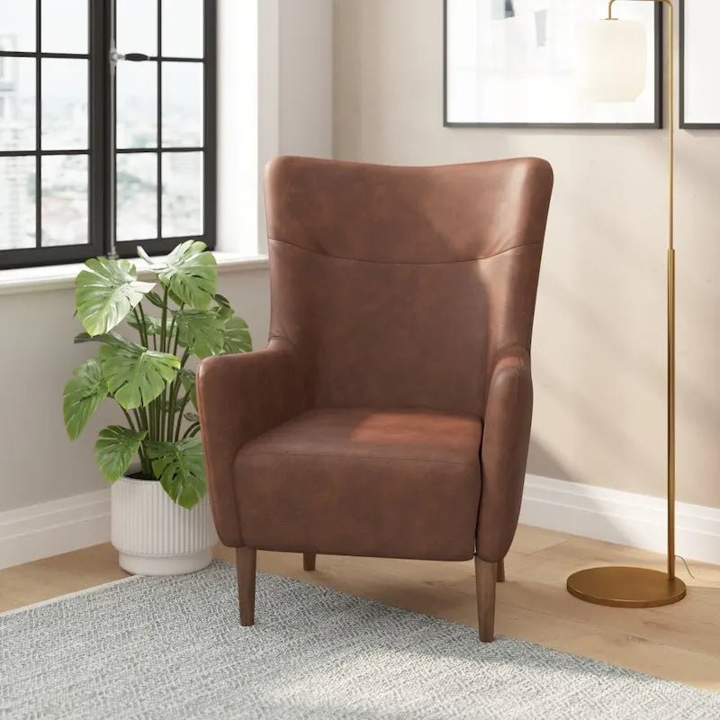 Sillón tapizado de respaldo alto con estructura de madera