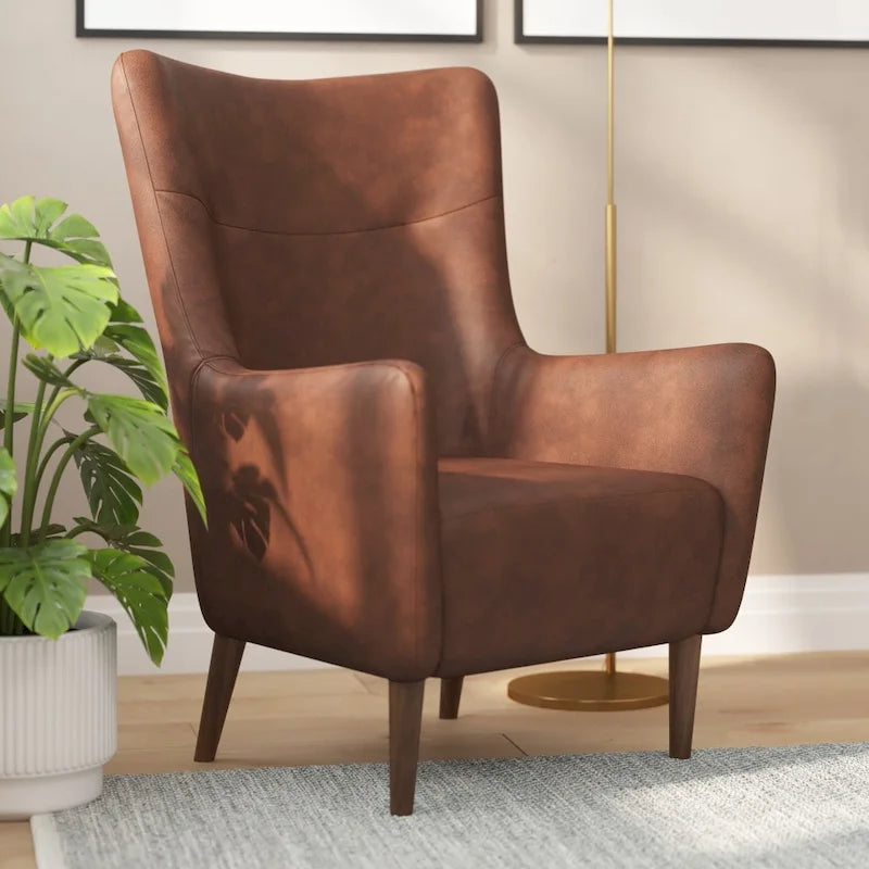 Sillón tapizado de respaldo alto con estructura de madera