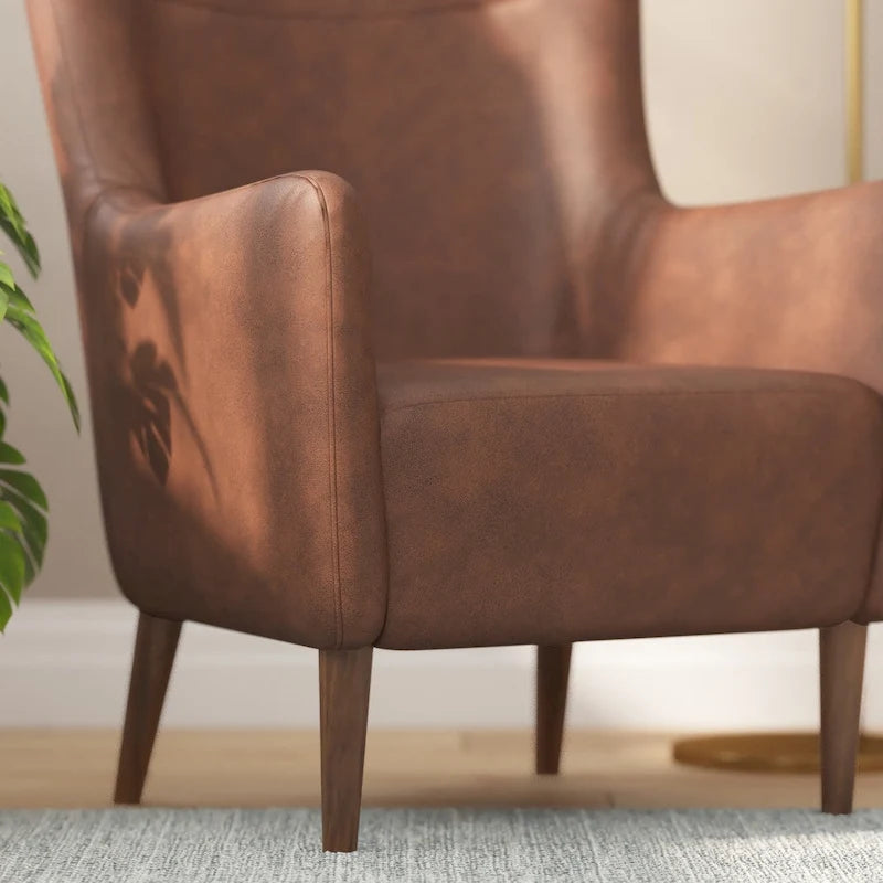 Sillón tapizado de respaldo alto con estructura de madera