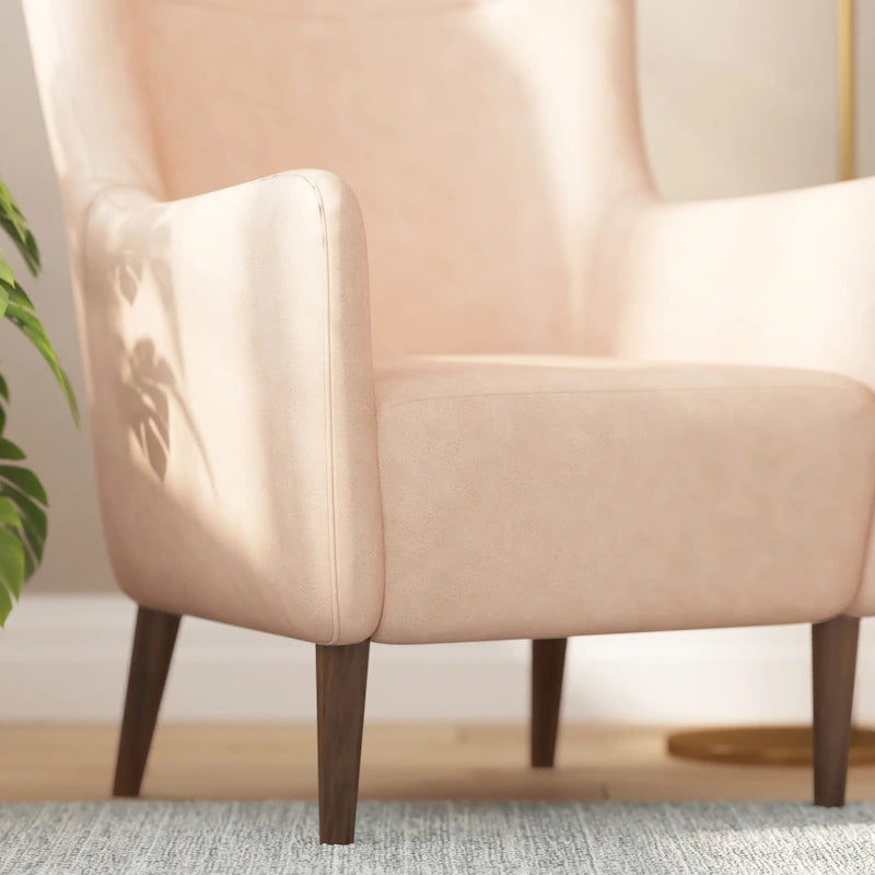 Sillón tapizado de respaldo alto con estructura de madera