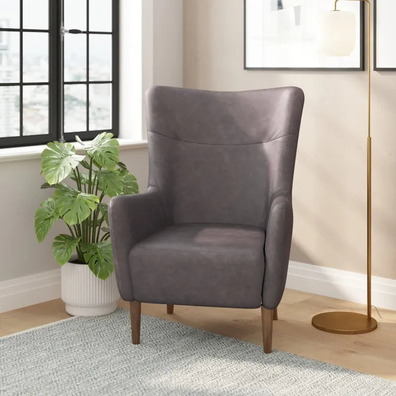 Sillón tapizado de respaldo alto con estructura de madera