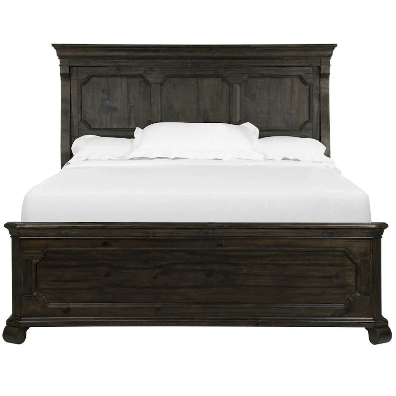 Cama tradicional de paneles de pino con acabado oscuro envejecido