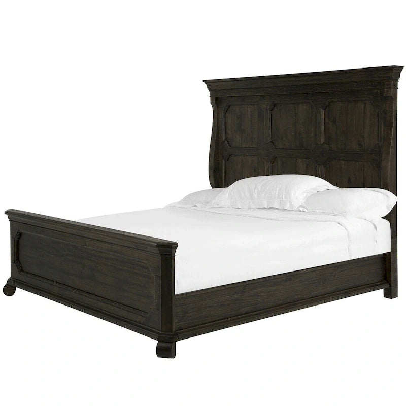 Cama tradicional de paneles de pino con acabado oscuro envejecido