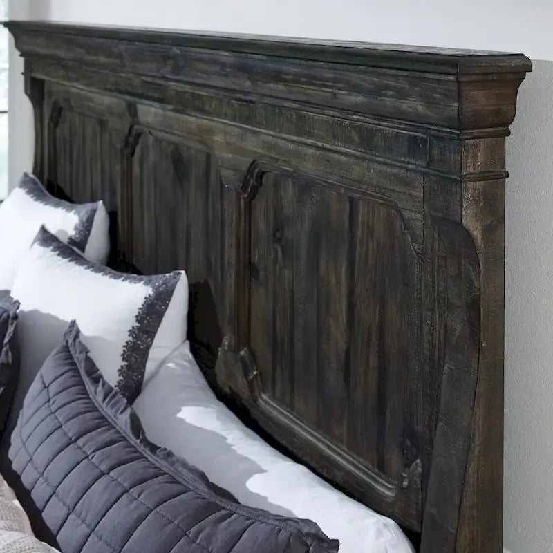 Cama tradicional de paneles de pino con acabado oscuro envejecido