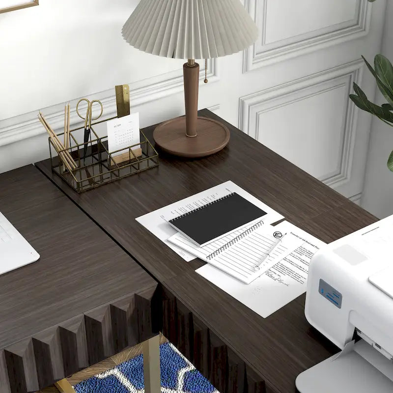 Scrivania a L con piano sollevabile, porte USB e prese di corrente