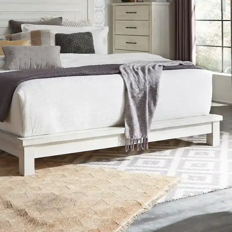 Verwittertes weißes Queen-Size-Polsterbett mit geometrischen Paneelen