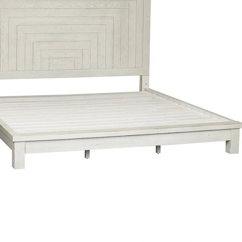Verwittertes weißes Queen-Size-Polsterbett mit geometrischen Paneelen