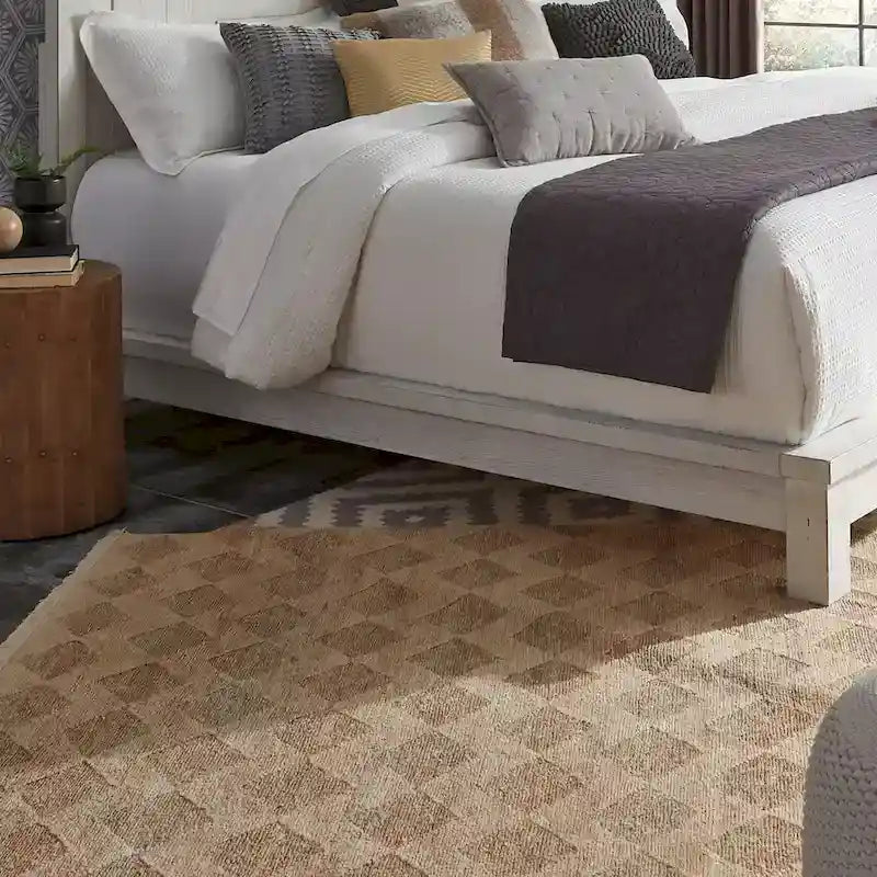 Verwittertes weißes Queen-Size-Polsterbett mit geometrischen Paneelen