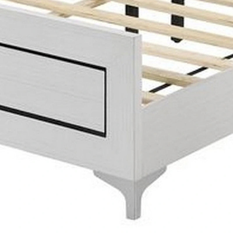 Weißes Bett in Queen-Size mit LED-Zierleiste und knopfgeheftetem Kopfteil