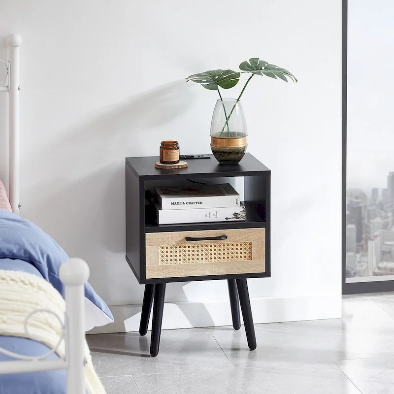 Rattan-Beistelltisch mit Schublade und USB-Anschlüssen