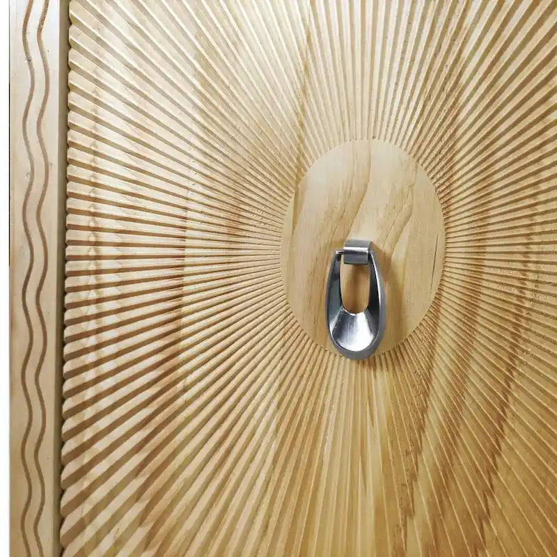 Aparador tallado marrón natural de 4 puertas con estantes ajustables